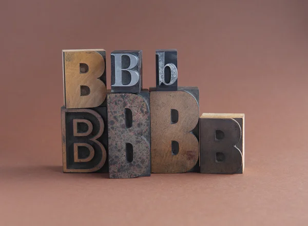 Carta B em madeira e tipo de metal — Fotografia de Stock