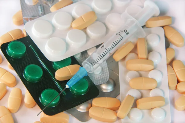 Jeringa y pastillas médicas —  Fotos de Stock