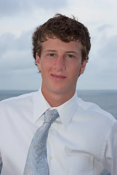 Portret Van Een Jonge Man Met Oceaan Achtergrond — Stockfoto