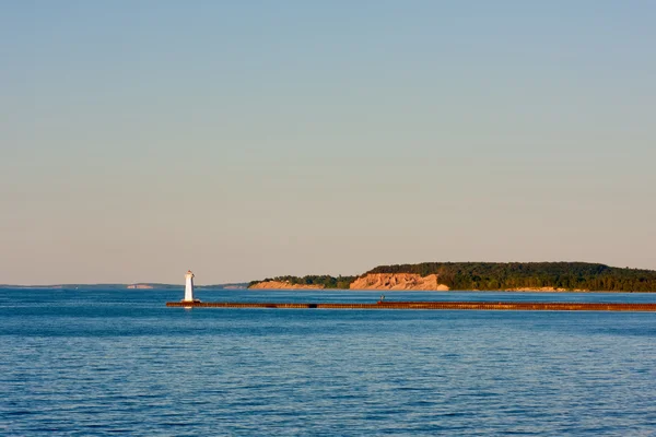 ちょうど日没前に夕方日光に湖オンタリオに Sodus 湾灯台 — ストック写真
