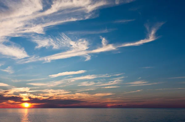 Kväll Solnedgång Över Vattnet Himlen Blå Toppen Med Multi Färger — Stockfoto