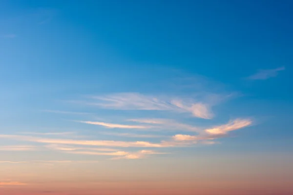 Ένα Επί Πλείστον Μπλε Ουρανό Βράδυ Λίγα Σύννεφα — Φωτογραφία Αρχείου