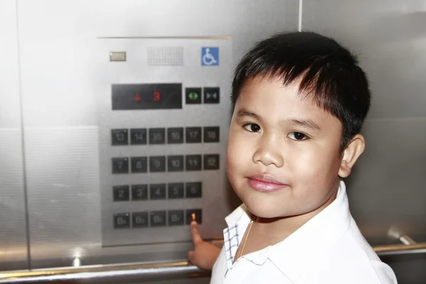 エレベーターの中の少年 — ストック写真