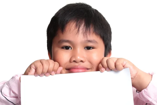 Lächelnder kleiner Junge blickt von der leeren Plakatwand — Stockfoto
