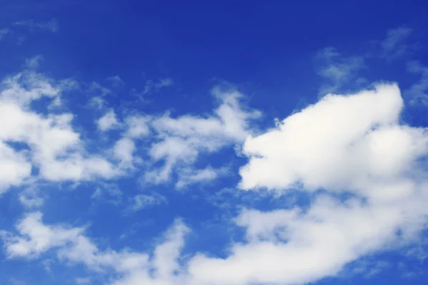 戏剧性蓝蓝的天空 — 图库照片
