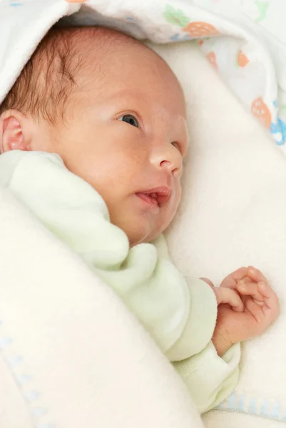 Retrato de um bebê recém-nascido — Fotografia de Stock