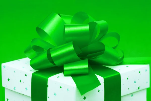 Белый подарочный ящик на зеленом — стоковое фото