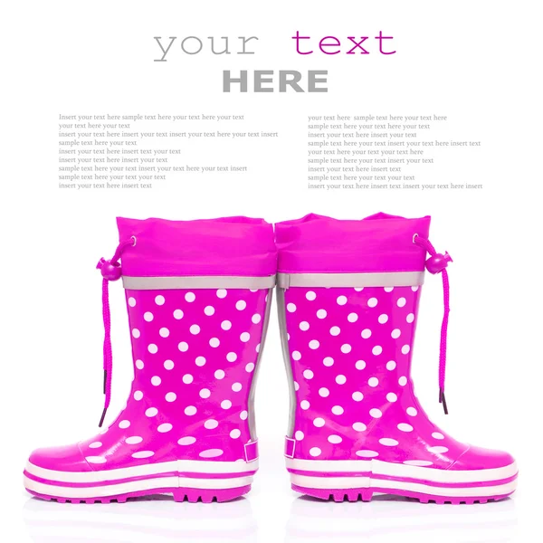 孩子孤立 带有示例文本的白色背景上的粉色橡胶靴子 — 图库照片