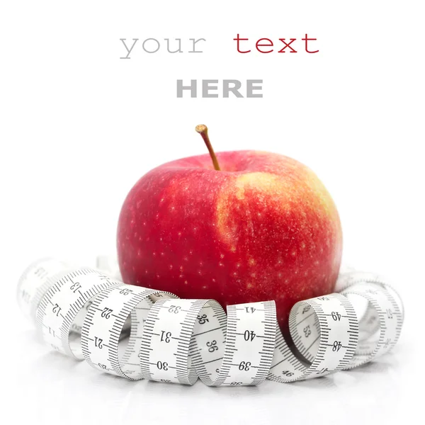 红红的苹果和白色 在示例文本上孤立的卷尺 — 图库照片