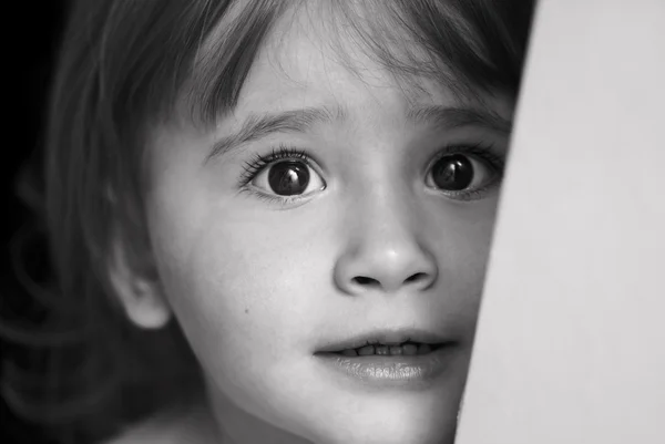 Маленькая Девочка Глазами Полными Страха Грусти — стоковое фото