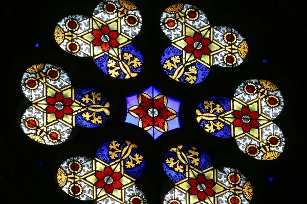 在萨格勒布大教堂的彩色玻璃 — 图库照片