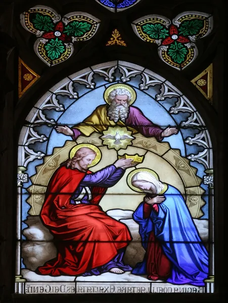 Siunatun Neitsyt Marian Kruunajaiset Lasimaalaus — kuvapankkivalokuva