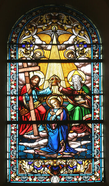 Коронация Пресвятой Девы Марии, витражи
