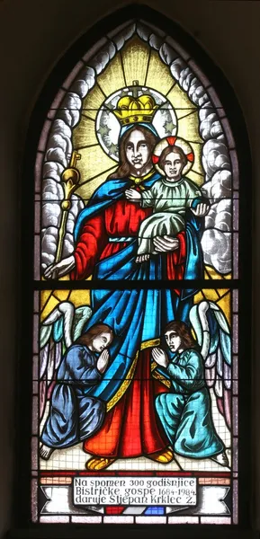圣母玛利亚与婴儿耶稣和天使 彩绘玻璃 — 图库照片