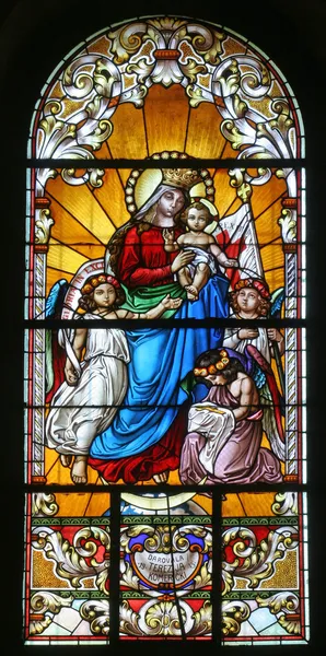 Дева Мария с младенцем Иисусом и ангелами — стоковое фото