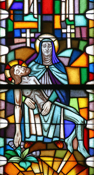Пьета, витражи
