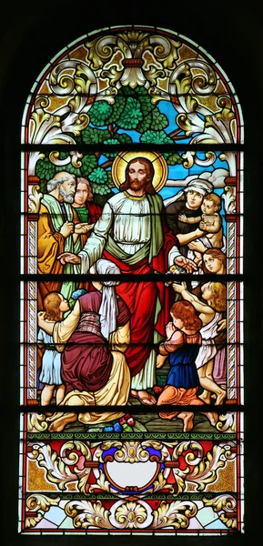 イエスは 小さな子供たちの友人のステンド グラス — ストック写真