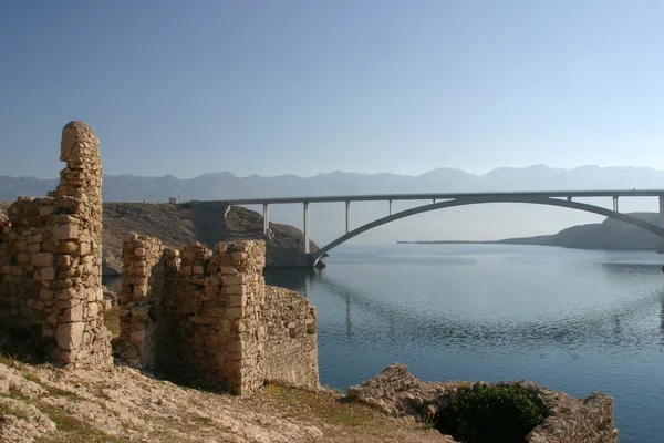 Starożytne ruiny i most nad morzem — Zdjęcie stockowe