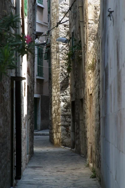 Smal och gammal gata i sibenik, Kroatien — Stockfoto