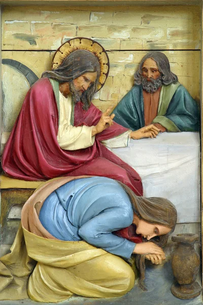 マグダラのマリアは イエスの足を洗う — ストック写真