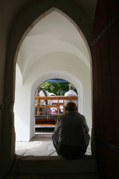 教会のドアに坐っていた男 — ストック写真