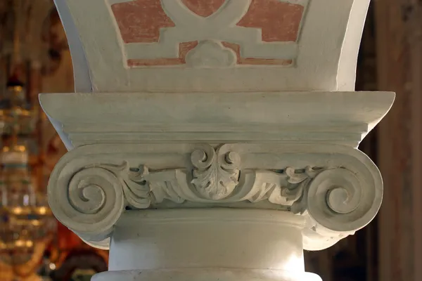 Kolumny, sztukateria w kościele św Ilici — Zdjęcie stockowe