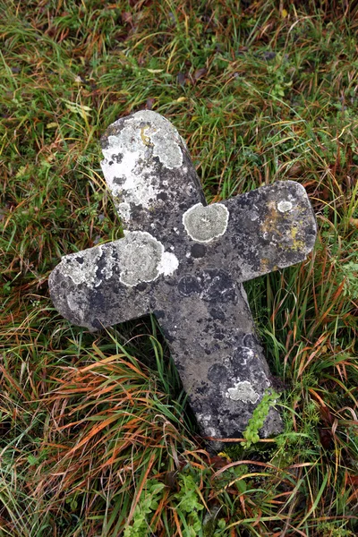 Cruz de cemitério de pedra — Fotografia de Stock