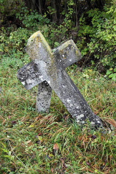 Cruz de cemitério de pedra — Fotografia de Stock