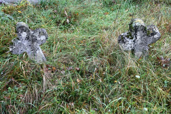 Камінь кладовища хрест — стокове фото