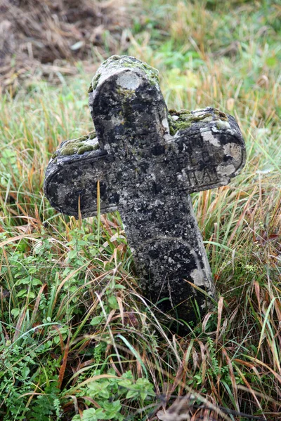 Kamień cmentarz krzyż — Zdjęcie stockowe