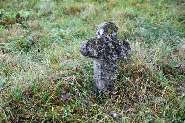 Croce cimitero di pietra — Foto Stock