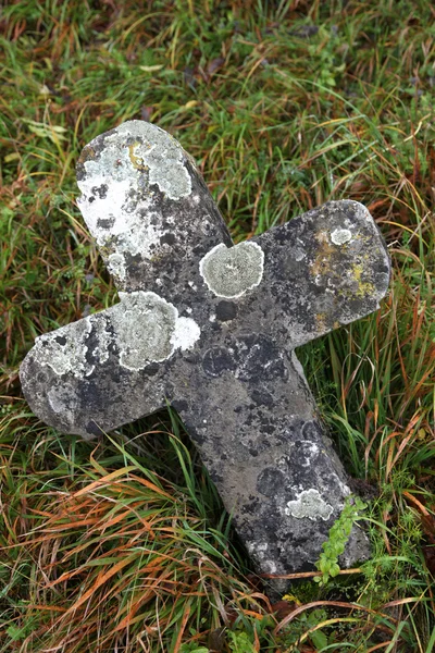 Cruz de cementerio de piedra —  Fotos de Stock