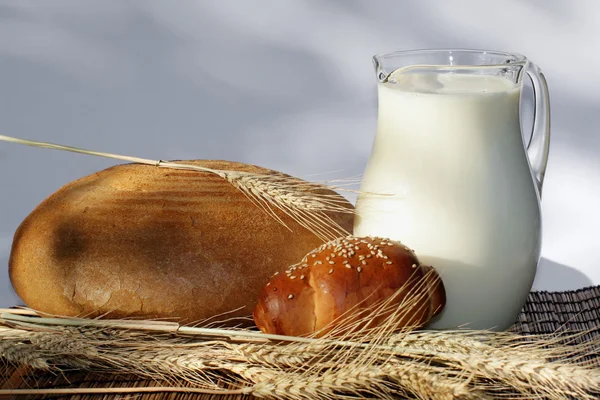 Chleba a džbán s mlékem — Stock fotografie