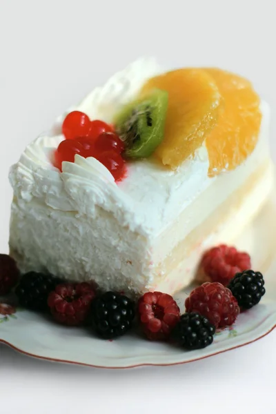Торт з фруктами та ягодами — стокове фото