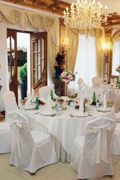 Nastavení stolu na luxusní svatební hostině — Stock fotografie