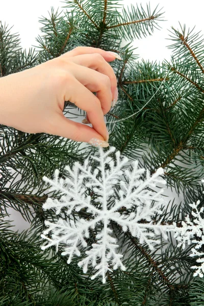 Main avec flocon de neige sur l'arbre de Noël — Photo