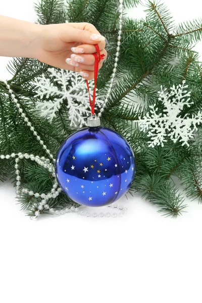 Mano sosteniendo bola de Navidad — Foto de Stock