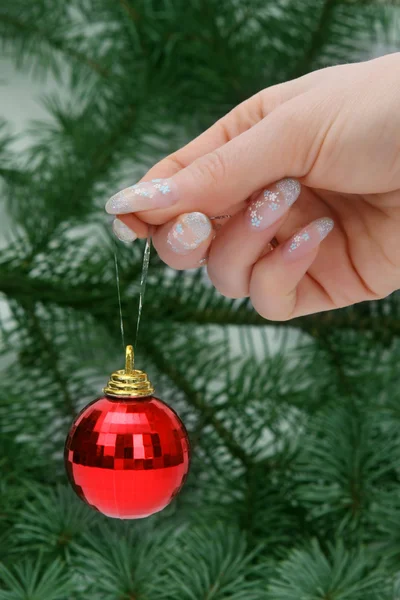 Ruka držící vánoční koule — Stock fotografie