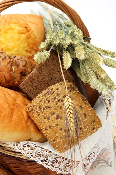 Хлебопродукты в корзине — стоковое фото