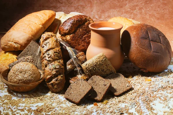 Brotprodukte und Milch — Stockfoto