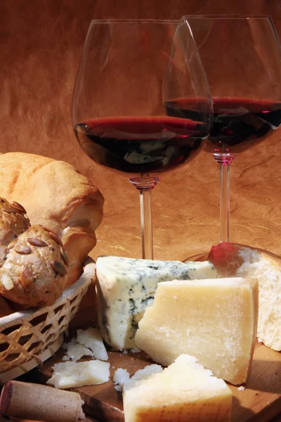 Červené víno a sýr — Stock fotografie