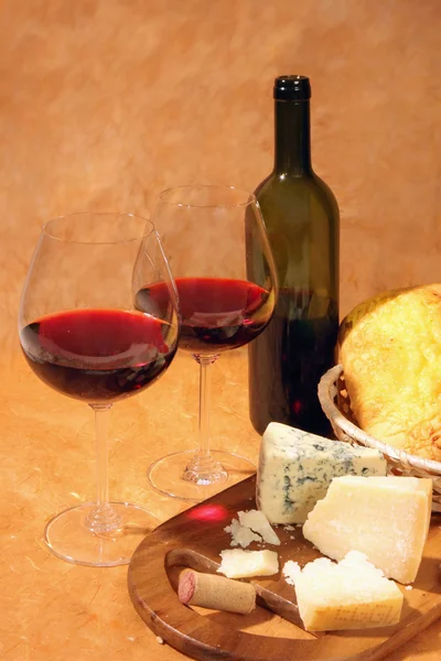 Czerwone wino i ser — Zdjęcie stockowe