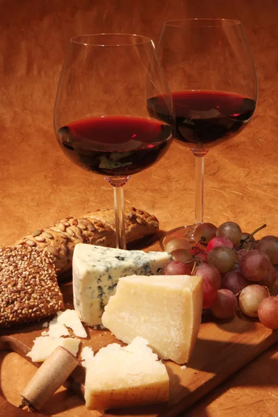 Vinho tinto, uvas e queijo — Fotografia de Stock