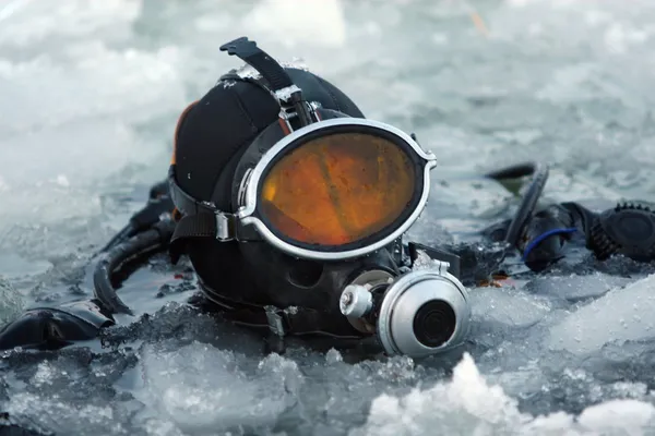 Plongeur parmi la glace — Photo