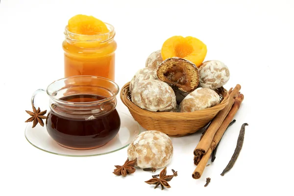 Chá, pêssego, especiarias e bolos de especiarias — Fotografia de Stock