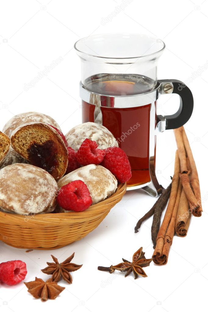 Tea, raspberry, spices and spice-cakes