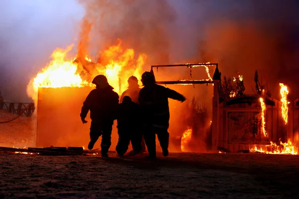 Brandweerlieden redding ongeval slachtoffer — Stockfoto