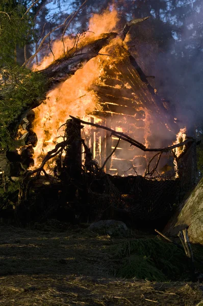 Spalanie drewniany dom — Zdjęcie stockowe