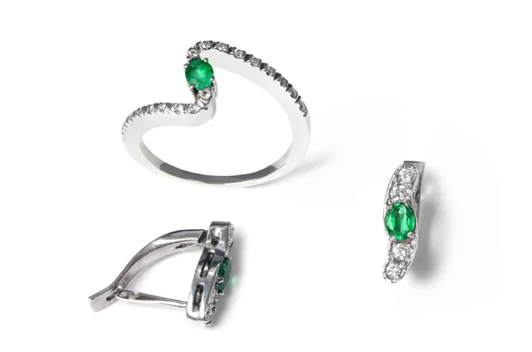Smaragd és gyémánt fülbevaló és gyűrű — Stock Fotó