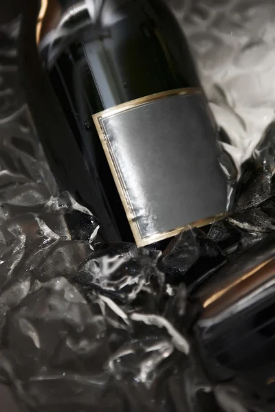 冰桶里的香槟 — 图库照片